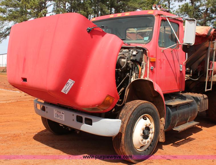 image for item H5739 1998 International 8100 spreader truck