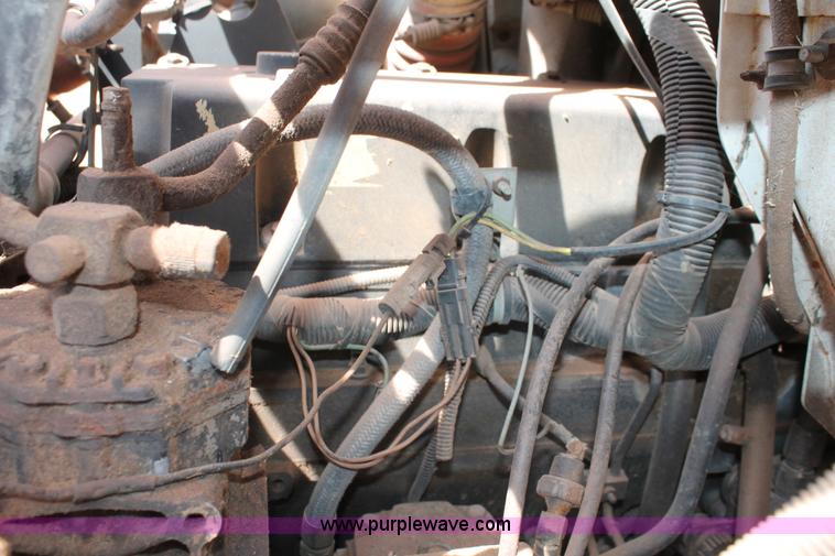 image for item H5739 1998 International 8100 spreader truck