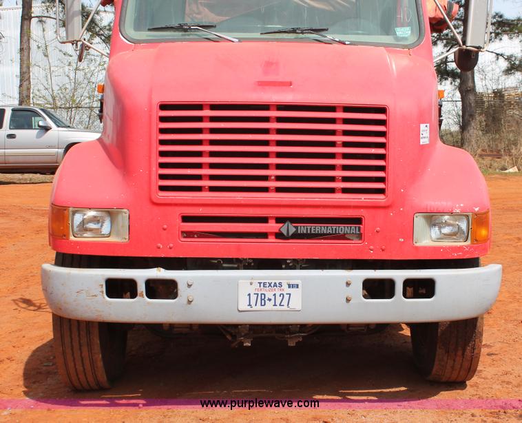 image for item H5739 1998 International 8100 spreader truck