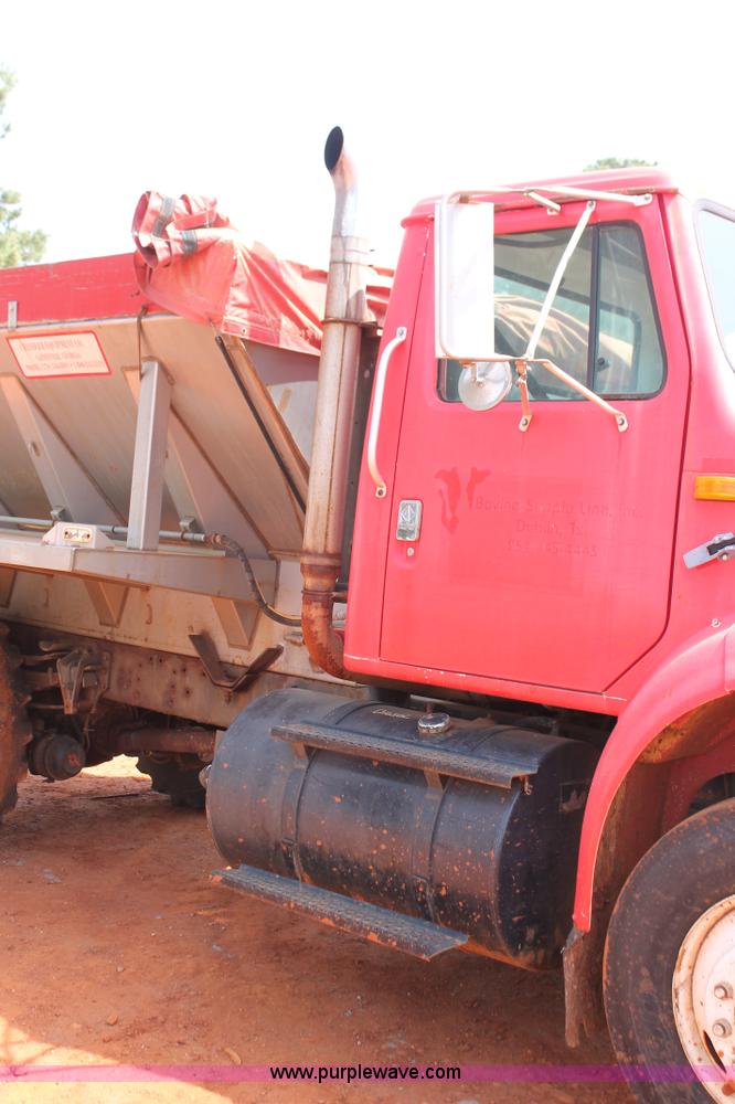 image for item H5739 1998 International 8100 spreader truck
