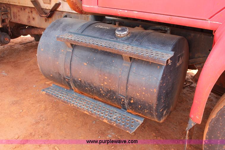 image for item H5739 1998 International 8100 spreader truck