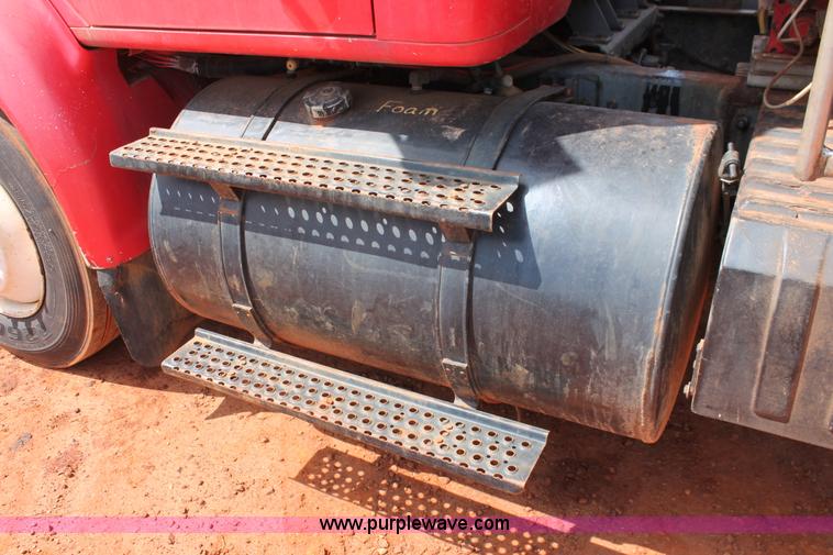 image for item H5739 1998 International 8100 spreader truck