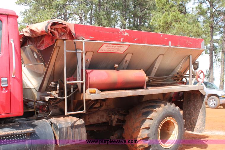 image for item H5739 1998 International 8100 spreader truck