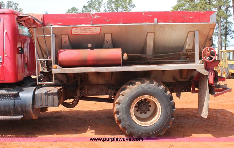 image for item H5739 1998 International 8100 spreader truck