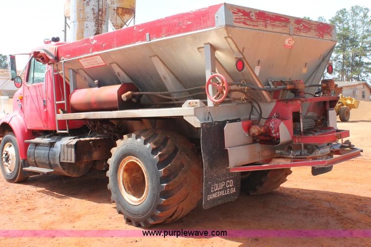 image for item H5739 1998 International 8100 spreader truck