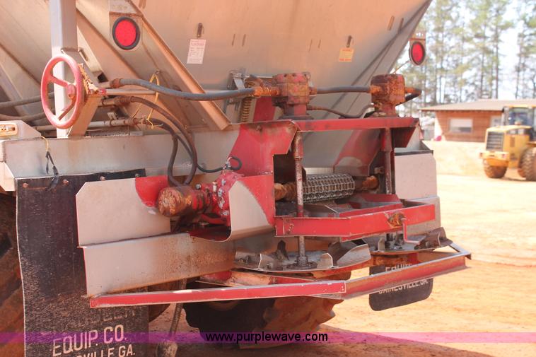 image for item H5739 1998 International 8100 spreader truck