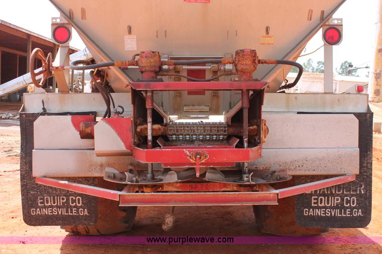 image for item H5739 1998 International 8100 spreader truck