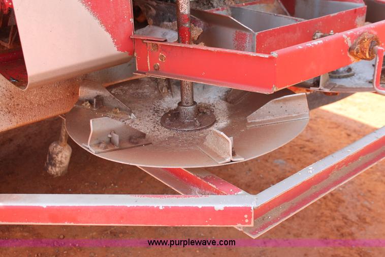 image for item H5739 1998 International 8100 spreader truck