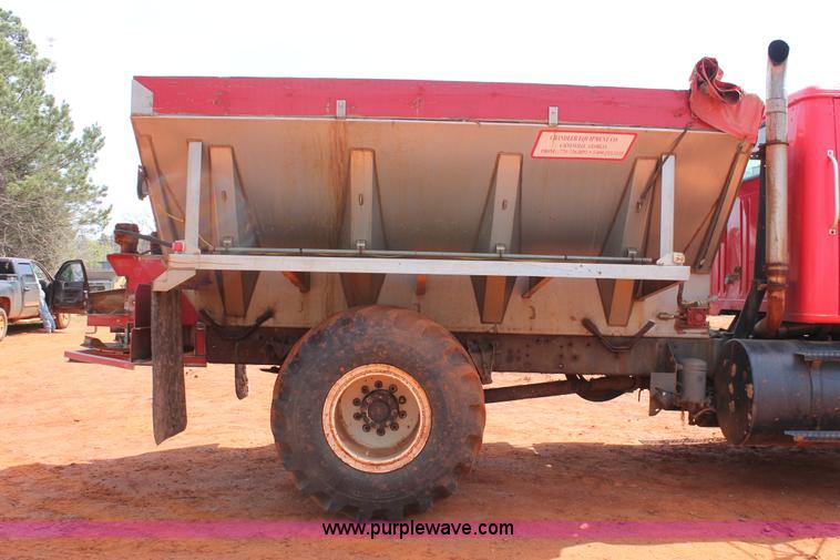 image for item H5739 1998 International 8100 spreader truck