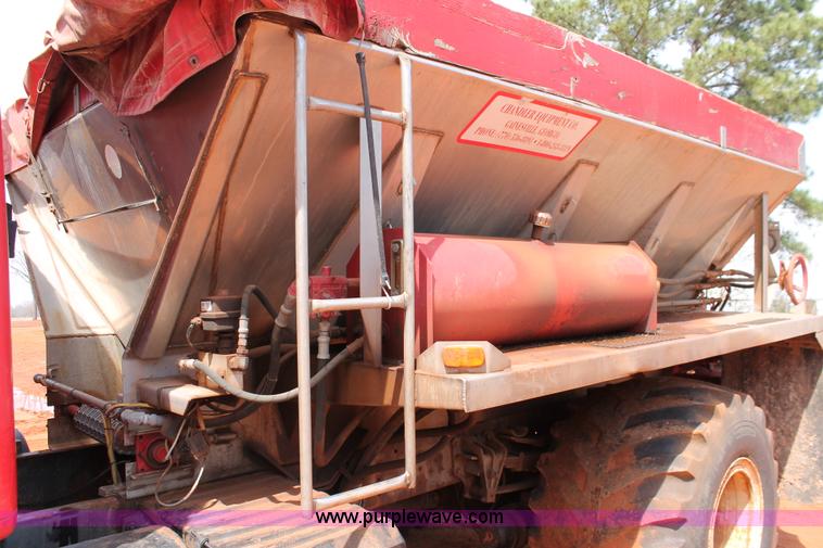 image for item H5739 1998 International 8100 spreader truck