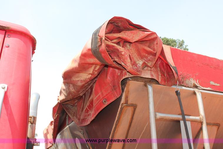 image for item H5739 1998 International 8100 spreader truck