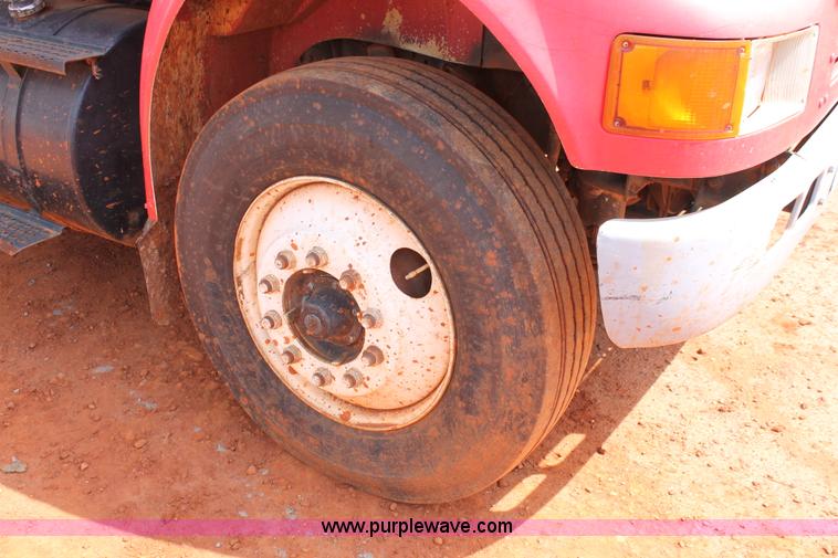 image for item H5739 1998 International 8100 spreader truck