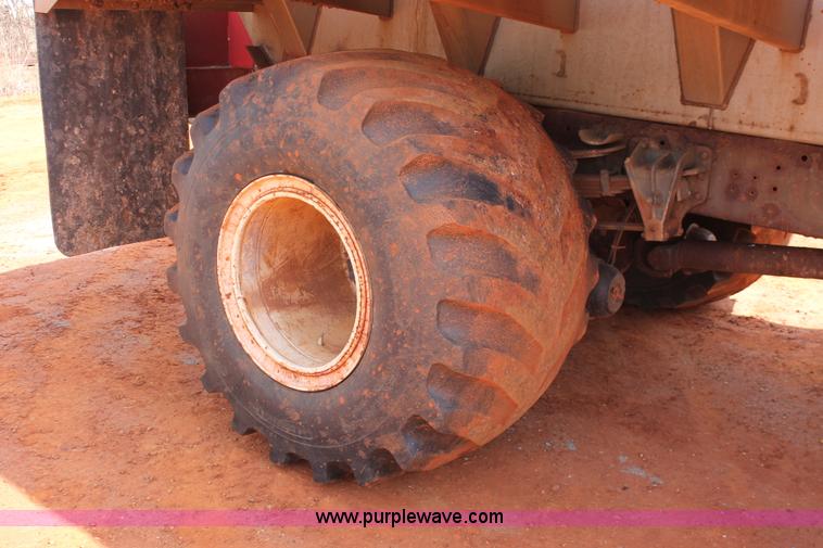 image for item H5739 1998 International 8100 spreader truck