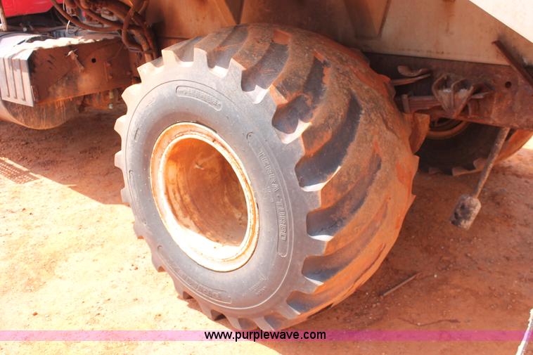 image for item H5739 1998 International 8100 spreader truck