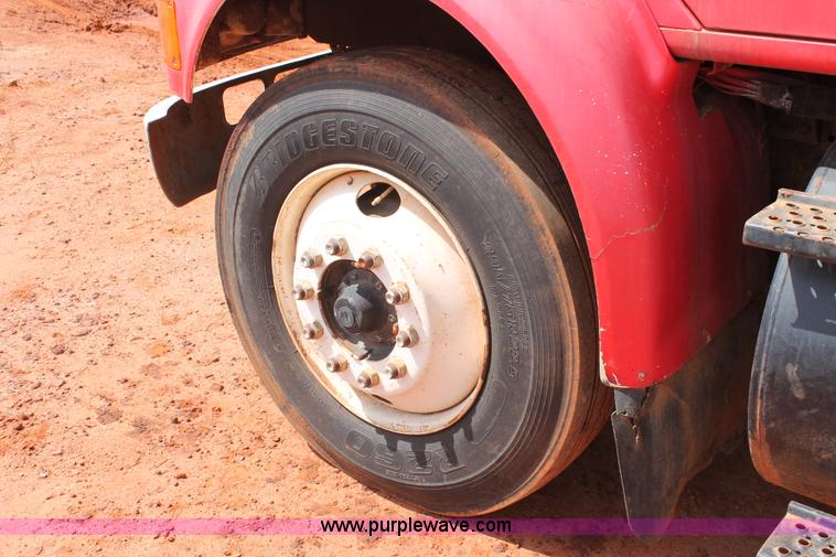 image for item H5739 1998 International 8100 spreader truck