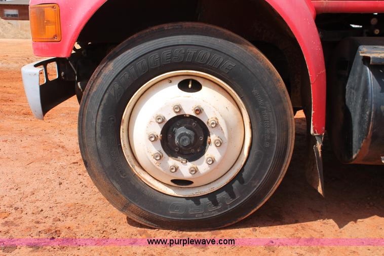 image for item H5739 1998 International 8100 spreader truck