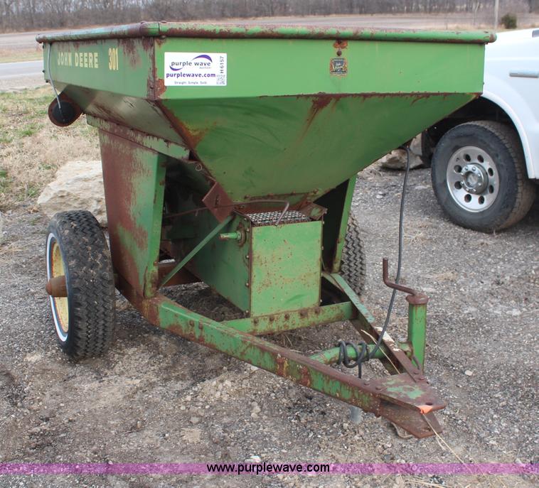 John Deere 301 spreader in Ottawa, KS Item H6157 sold Purple Wave
