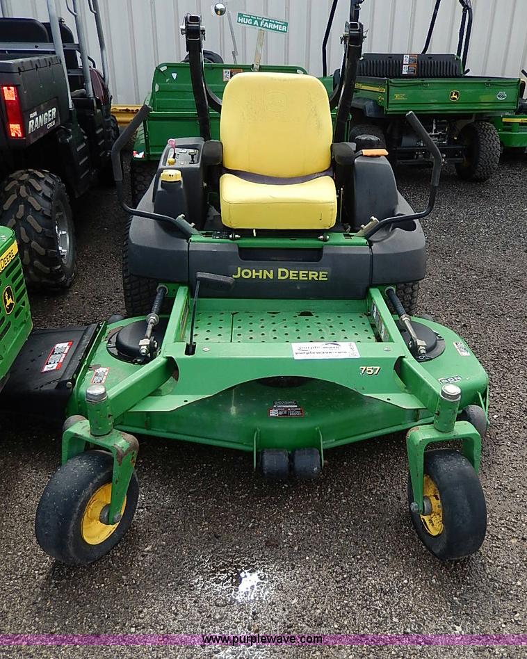image for item H6194 2005 John Deere 757 Z-Trak lawn mower