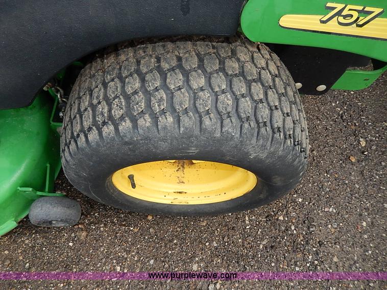 image for item H6194 2005 John Deere 757 Z-Trak lawn mower