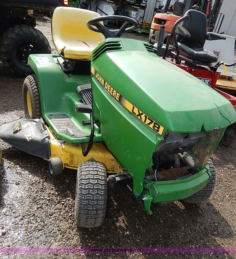 image for item H6205 1993 John Deere LX178 lawn mower