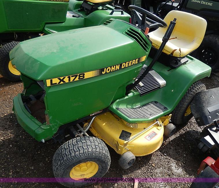 image for item H6205 1993 John Deere LX178 lawn mower