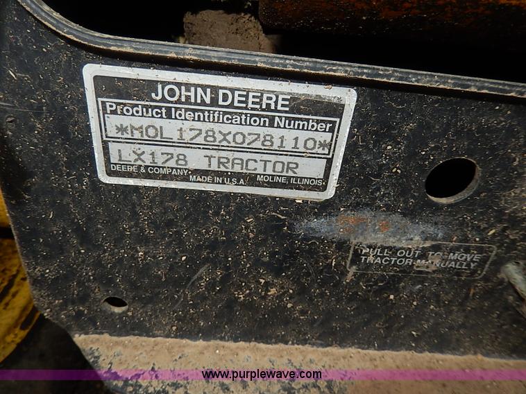 image for item H6205 1993 John Deere LX178 lawn mower