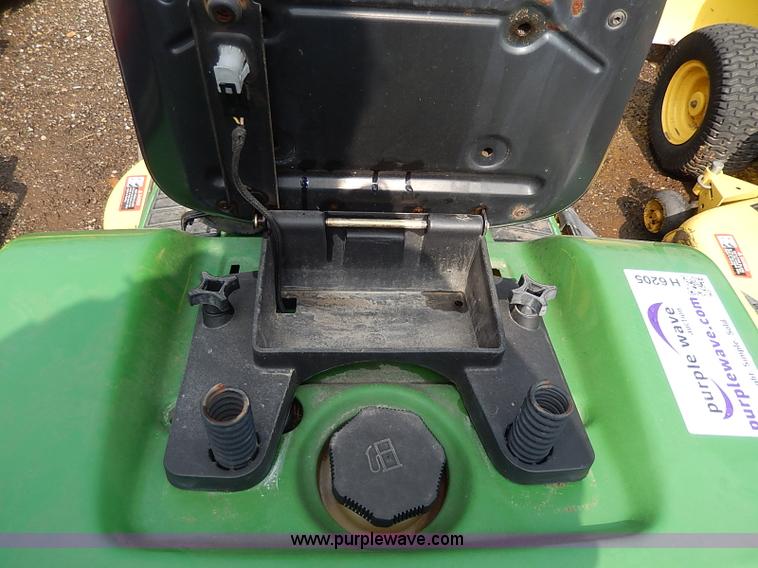 image for item H6205 1993 John Deere LX178 lawn mower