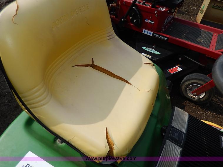 image for item H6205 1993 John Deere LX178 lawn mower