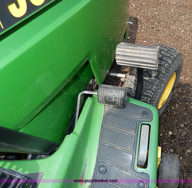 image for item H6205 1993 John Deere LX178 lawn mower