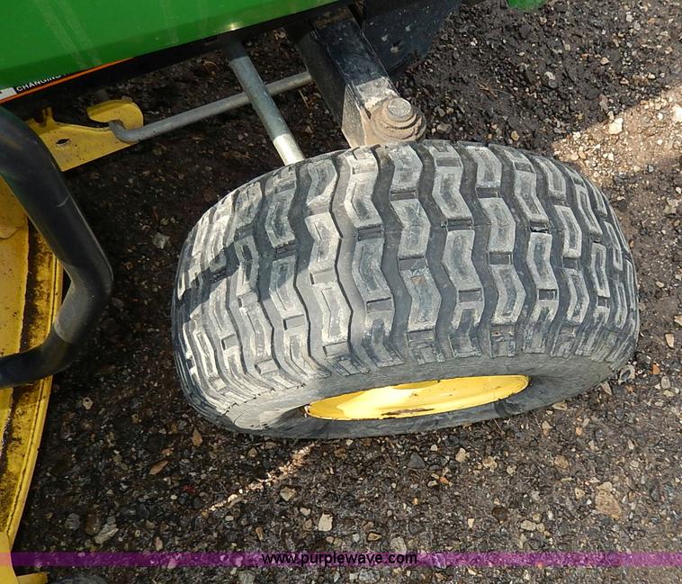 image for item H6205 1993 John Deere LX178 lawn mower