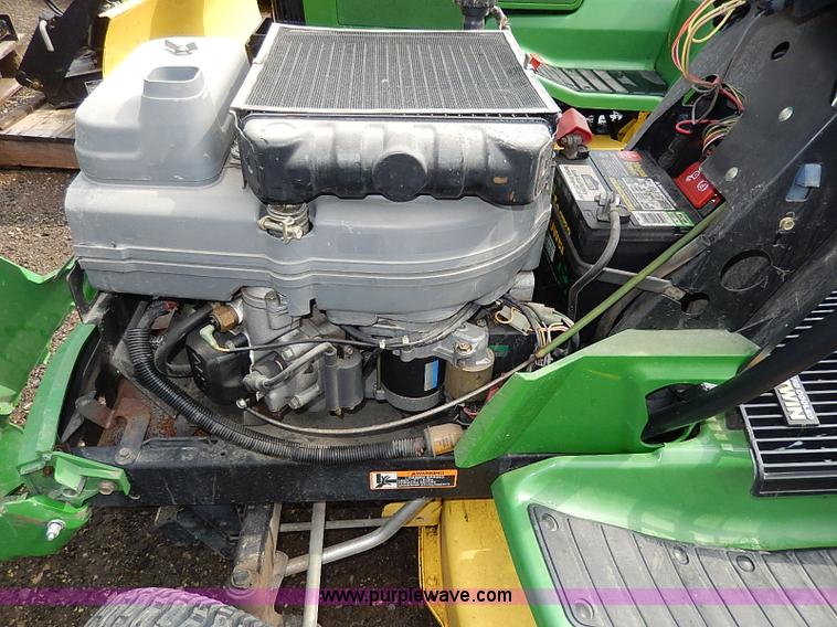 image for item H6205 1993 John Deere LX178 lawn mower