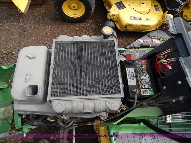 image for item H6205 1993 John Deere LX178 lawn mower