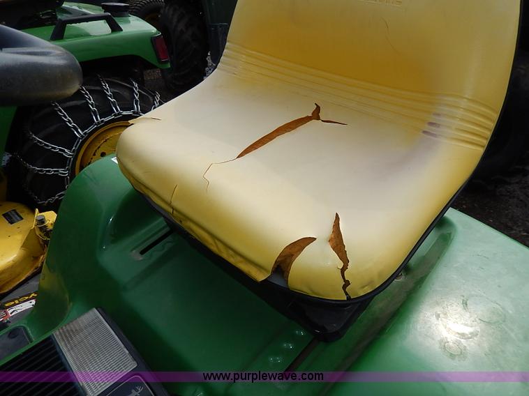 image for item H6205 1993 John Deere LX178 lawn mower