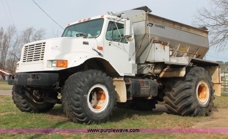 image for item H8266 1996 International 4900 floater spreader truck