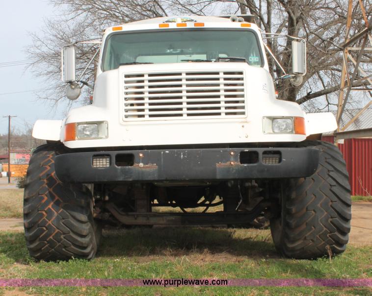 image for item H8266 1996 International 4900 floater spreader truck