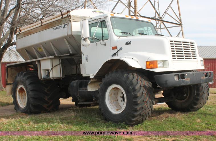 image for item H8266 1996 International 4900 floater spreader truck
