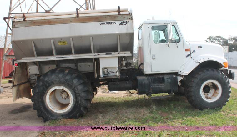 image for item H8266 1996 International 4900 floater spreader truck
