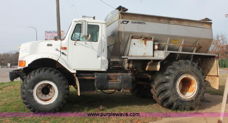 image for item H8266 1996 International 4900 floater spreader truck