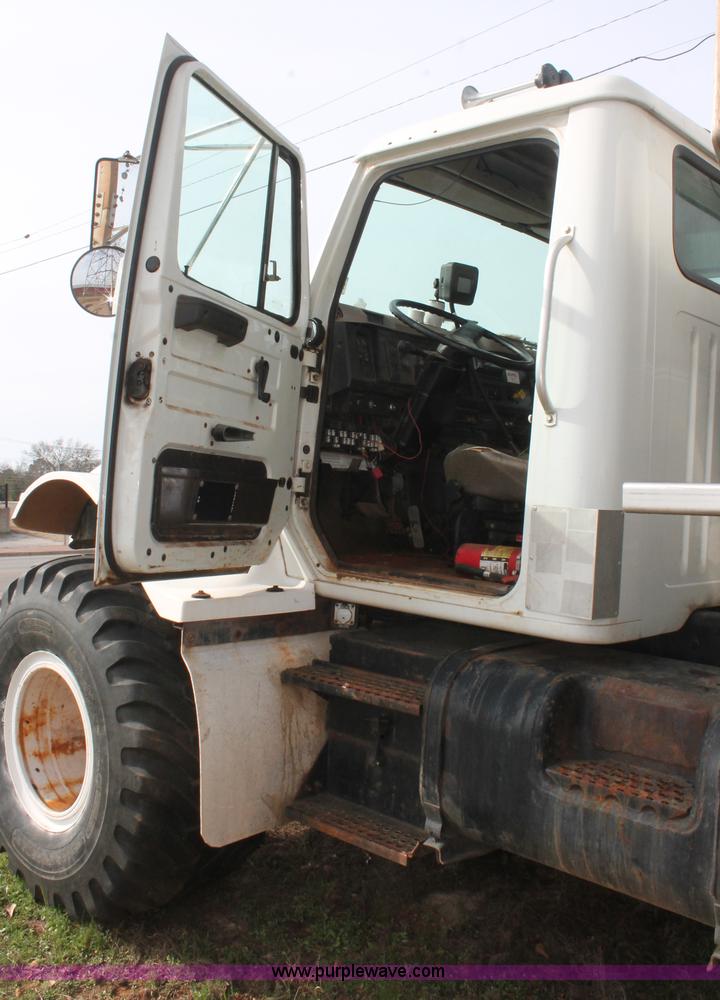 image for item H8266 1996 International 4900 floater spreader truck