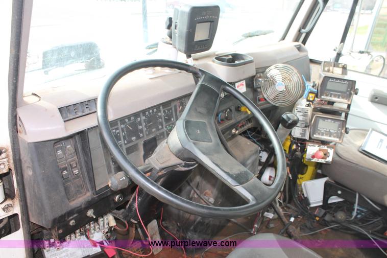 image for item H8266 1996 International 4900 floater spreader truck