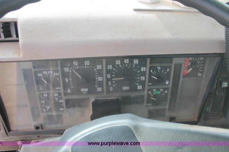 image for item H8266 1996 International 4900 floater spreader truck