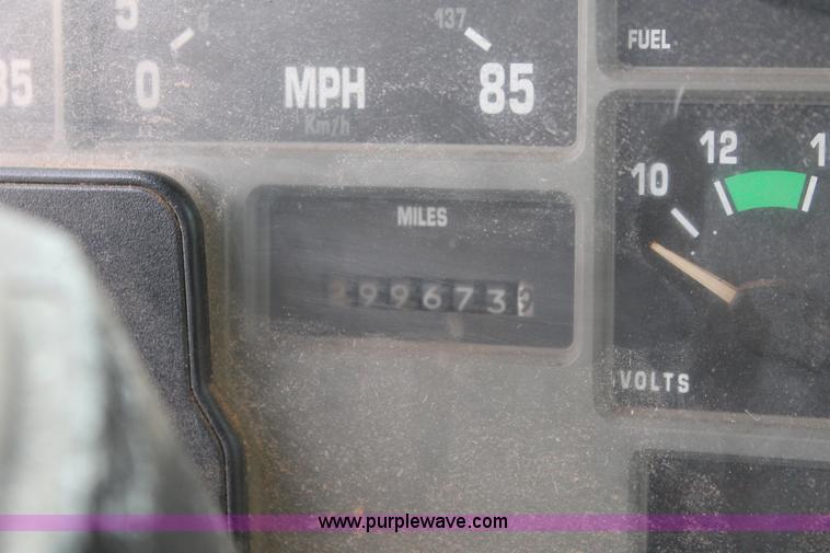 image for item H8266 1996 International 4900 floater spreader truck