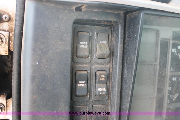 image for item H8266 1996 International 4900 floater spreader truck