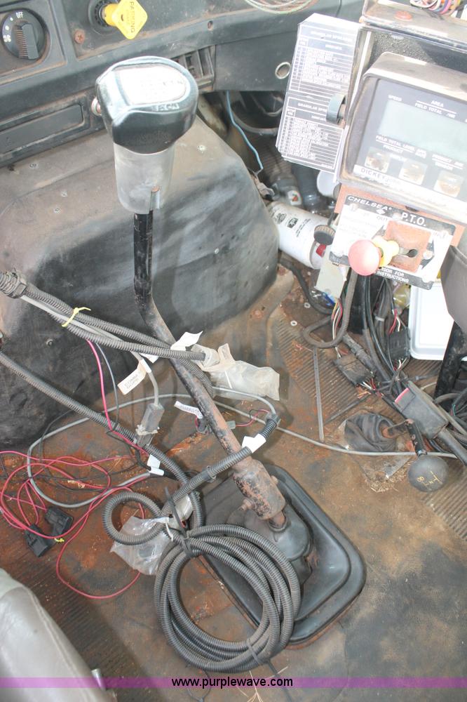 image for item H8266 1996 International 4900 floater spreader truck