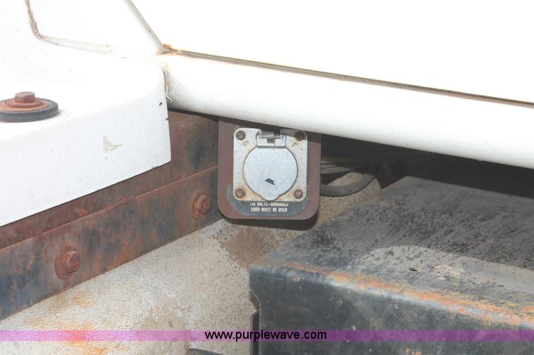 image for item H8266 1996 International 4900 floater spreader truck