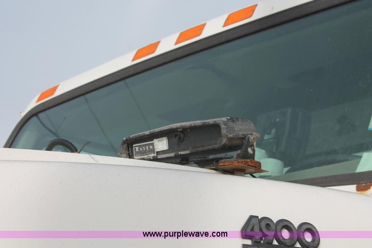 image for item H8266 1996 International 4900 floater spreader truck