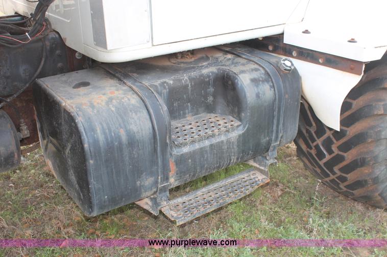 image for item H8266 1996 International 4900 floater spreader truck