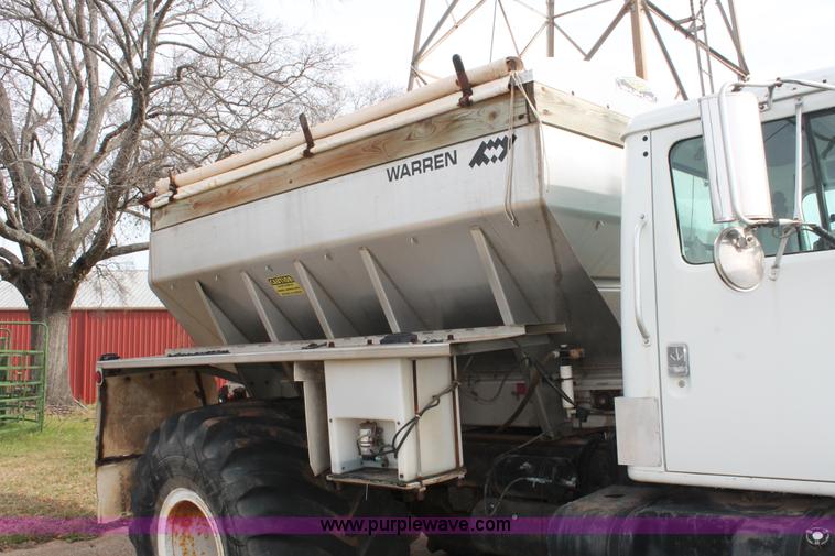 image for item H8266 1996 International 4900 floater spreader truck