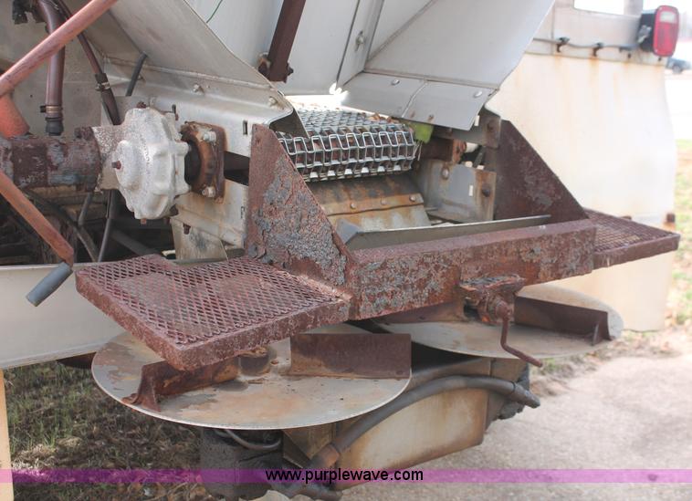 image for item H8266 1996 International 4900 floater spreader truck