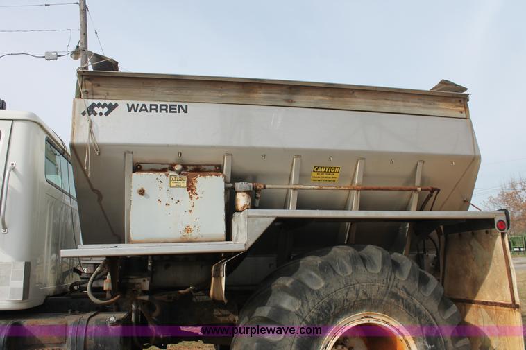 image for item H8266 1996 International 4900 floater spreader truck